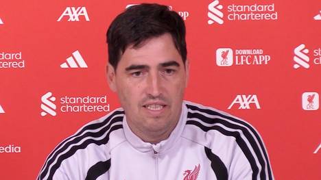 Liverpool-Coach Andoni Iraola gibt ein Update zum Langzeitverletzten Hugo Ekitiké. Für ihn besteht die Hoffnung, dass der französische Stürmer im Frühjahr in den letzten Spielen der CL-Ligaphase wieder helfen kann.