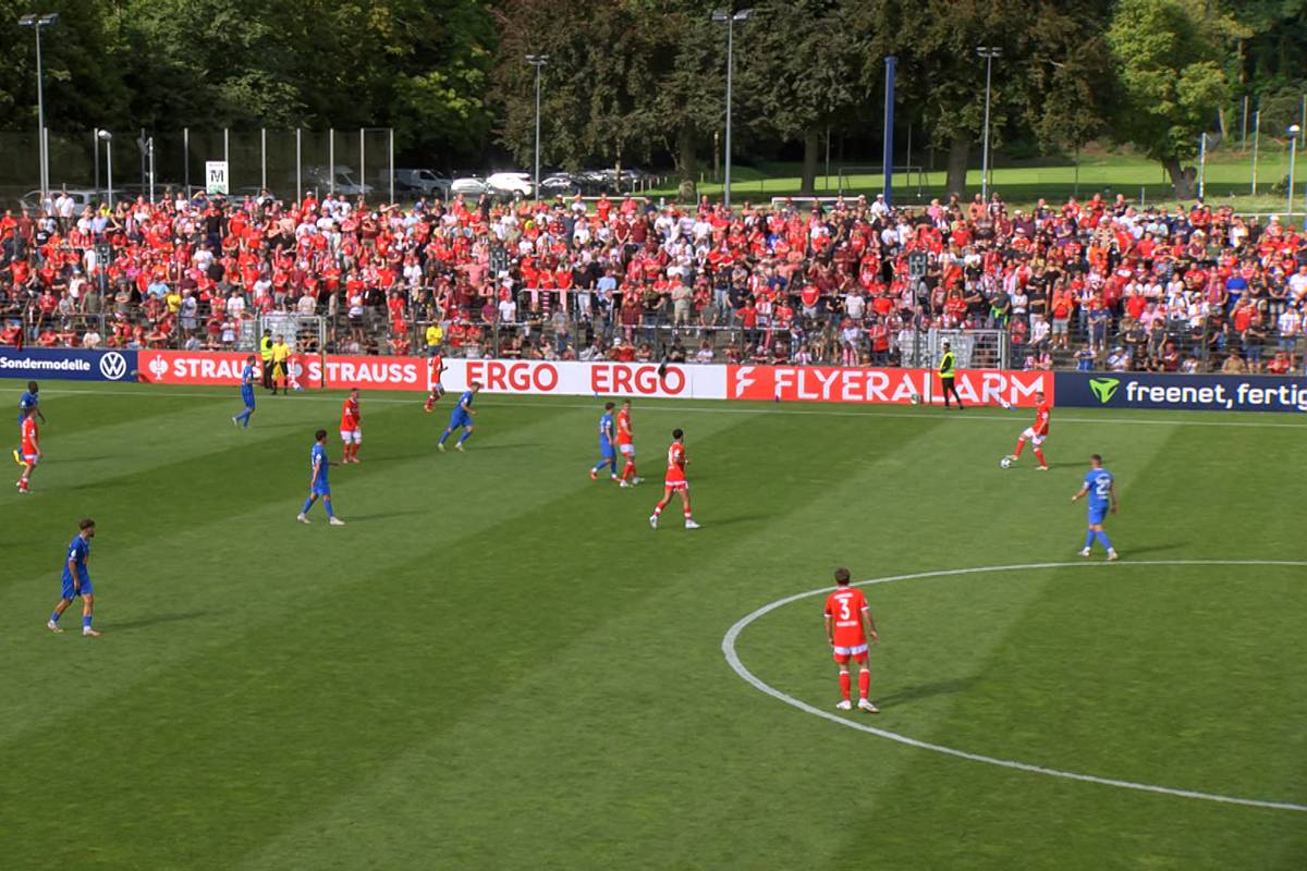 Beim Pokalspiel zwischen dem RSV Eintracht und dem 1. FC Kaiserslautern hat Stadionsprecher Matthias Killing plötzlich etwas Wichtiges zu verkünden. Und bekommt lautstarke Unterstützung.