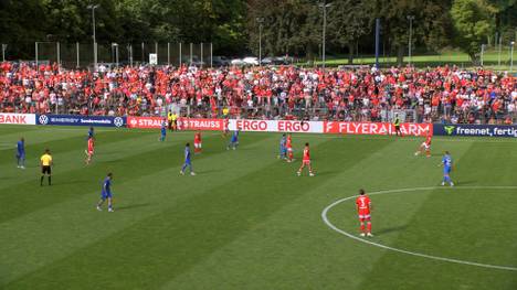 Beim Pokalspiel zwischen dem RSV Eintracht und dem 1. FC Kaiserslautern hat Stadionsprecher Matthias Killing plötzlich etwas Wichtiges zu verkünden. Und bekommt lautstarke Unterstützung.