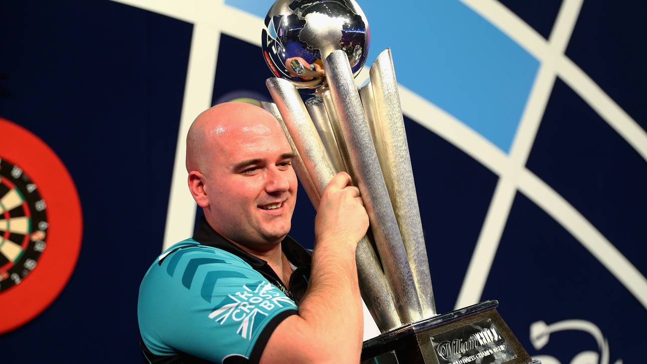 Die Weltmeisterschaftstrophäe möchte Rob Cross noch ein zweites Mal in die Höhe stemmen