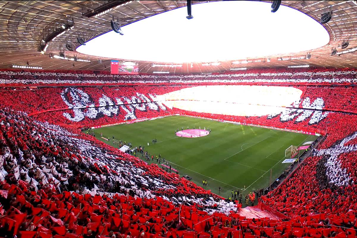 Vor dem Heimspiel gegen Bochum feiern die Bayern-Fans mit einer beeindruckenden Choreografie den 125. Geburtstag ihres Vereins. Selbst Uli Hoeneß ist mittendrin. 