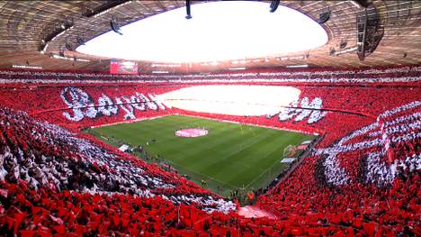 Vor dem Heimspiel gegen Bochum feiern die Bayern-Fans mit einer beeindruckenden Choreografie den 125. Geburtstag ihres Vereins. Selbst Uli Hoeneß ist mittendrin. 