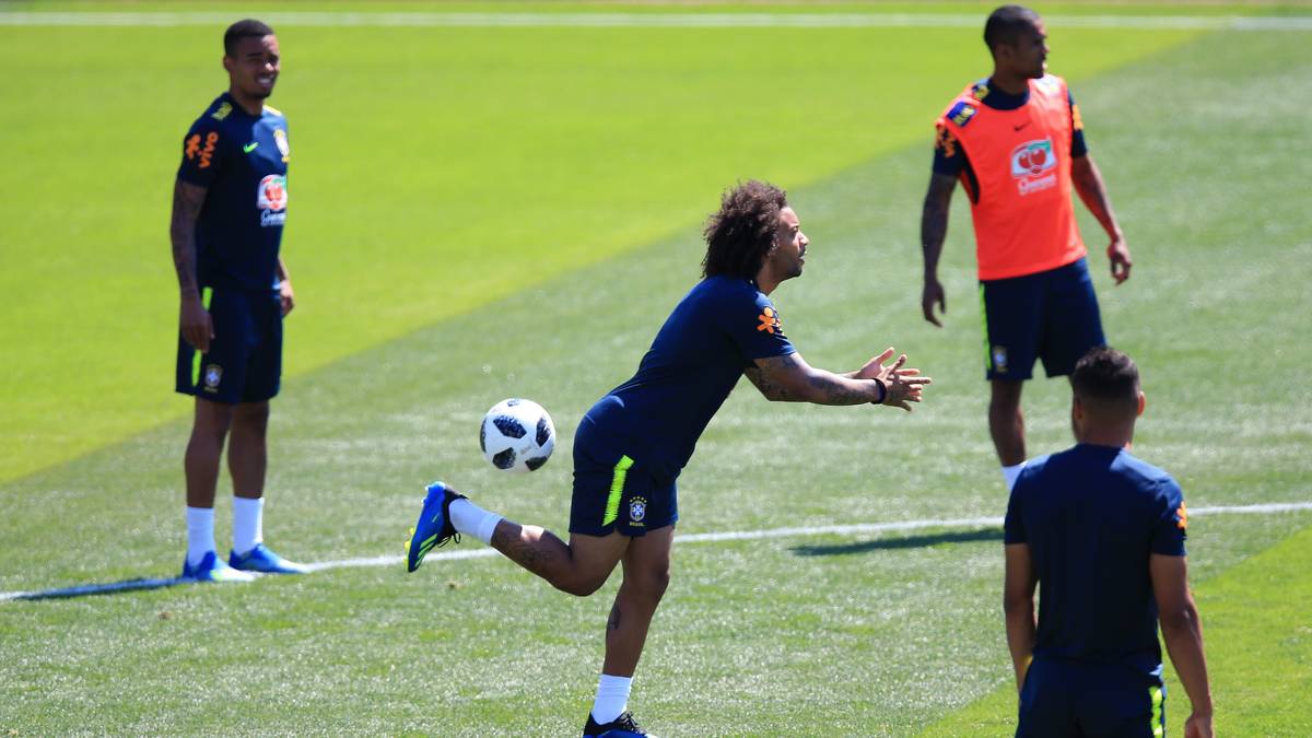 Beim Mannschaftstraining in Sotschi wird wie immer gezaubert, hier in Person von Marcelo...