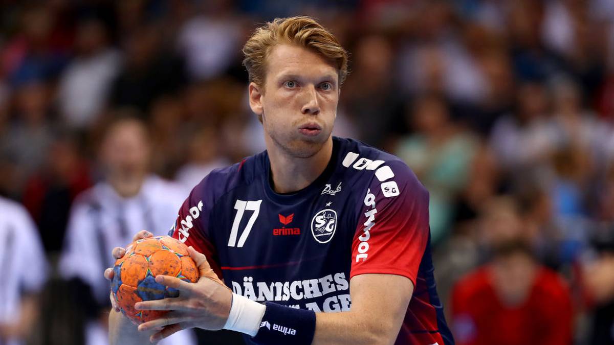 HC ERLANGEN - ZUGÄNGE:
Klemen Ferlin (RK Celje, SLO), Max Jaeger (HSC 2000 Coburg), Michael Haaß (Trainer/Karrierende), Simon Jeppsson (SG Flensburg-Handewitt), Martin Ziemer (Füchse Berlin), Steffen Fäth (Rhein-Neckar Löwen), Janis Boieck (TSV Bayer Dormagen), Hampus Olsson (HK Malmö/SWE)
ABGÄNGE: Martin Murawski (Karriereende), Carsten Lichtlein (GWD Minden), Nikolas Katsigiannis (Ziel unbekannt), Michael Haaß (Karriereende/Trainer, Quentin Minel (USAM Nimes), Lars Goebel (SG Regensburg)

