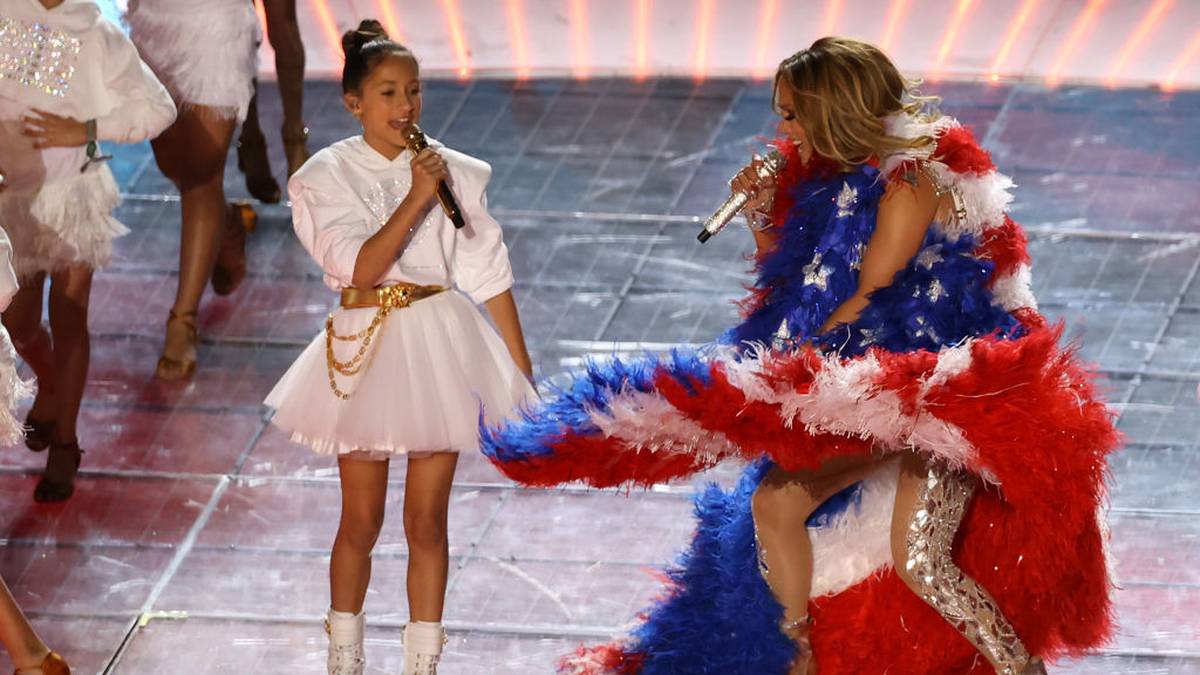 Und dann gelingt J.Lo noch eine echte Überraschung, als sie zusammen mit ihrer Tochter Emme ein Duett anstimmt