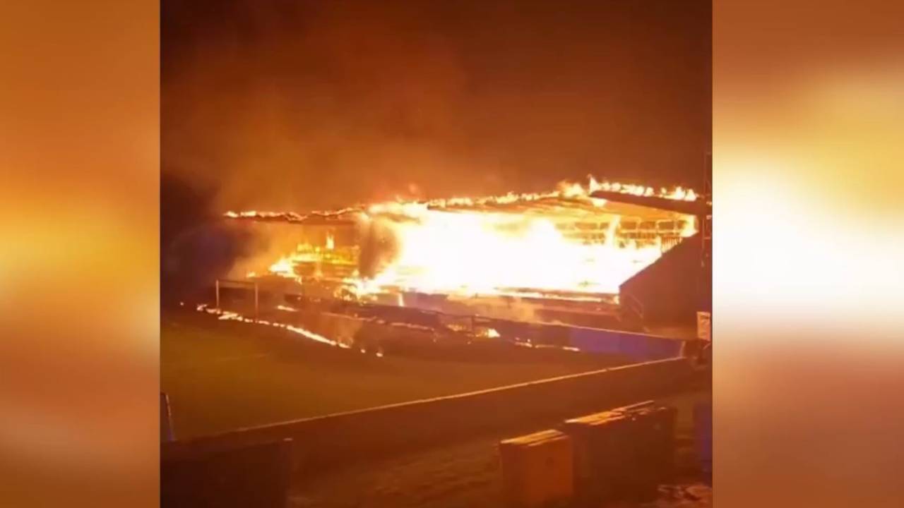 Frust! Fans fackeln Tribüne ab