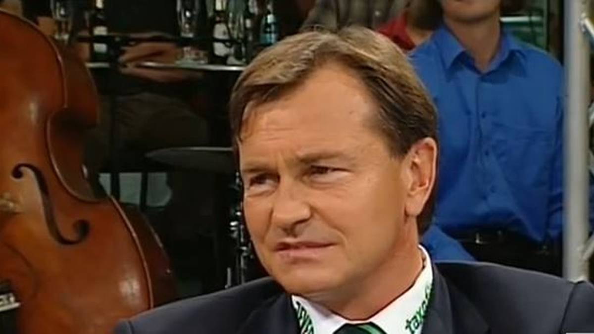 Rudolph Brückner zitiert: "'Gladbach, das ist Ewald Lienens letzte Chance im Profifußball' - ist es ihre letzte Chance?" Ewald Lienen (damals Trainer von Borussia Mönchengladbach): "Ich weiß nicht was der Blödsinn soll. Ich weiß nicht, wo Sie schon zuvor überall gearbeitet haben. Vielleicht ist der Doppelpass ja Ihre letzte Chance."