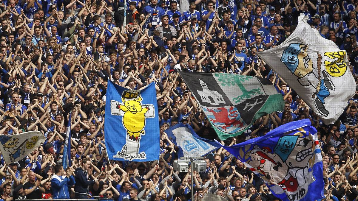 Der harte Kern der Schalker zeigt nicht ganz so freundliche Transparente in Richtung der Dortmunder Gäste