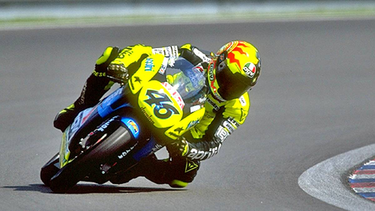 1996 darf Rossi seine ersten Rennen in der 125 cm³-Klasse bestreiten. Für das Team Aprilia gelingt es dem jungen Italiener sogar, seine erste Pole-Position sowie seinen ersten Saison-Sieg einzufahren