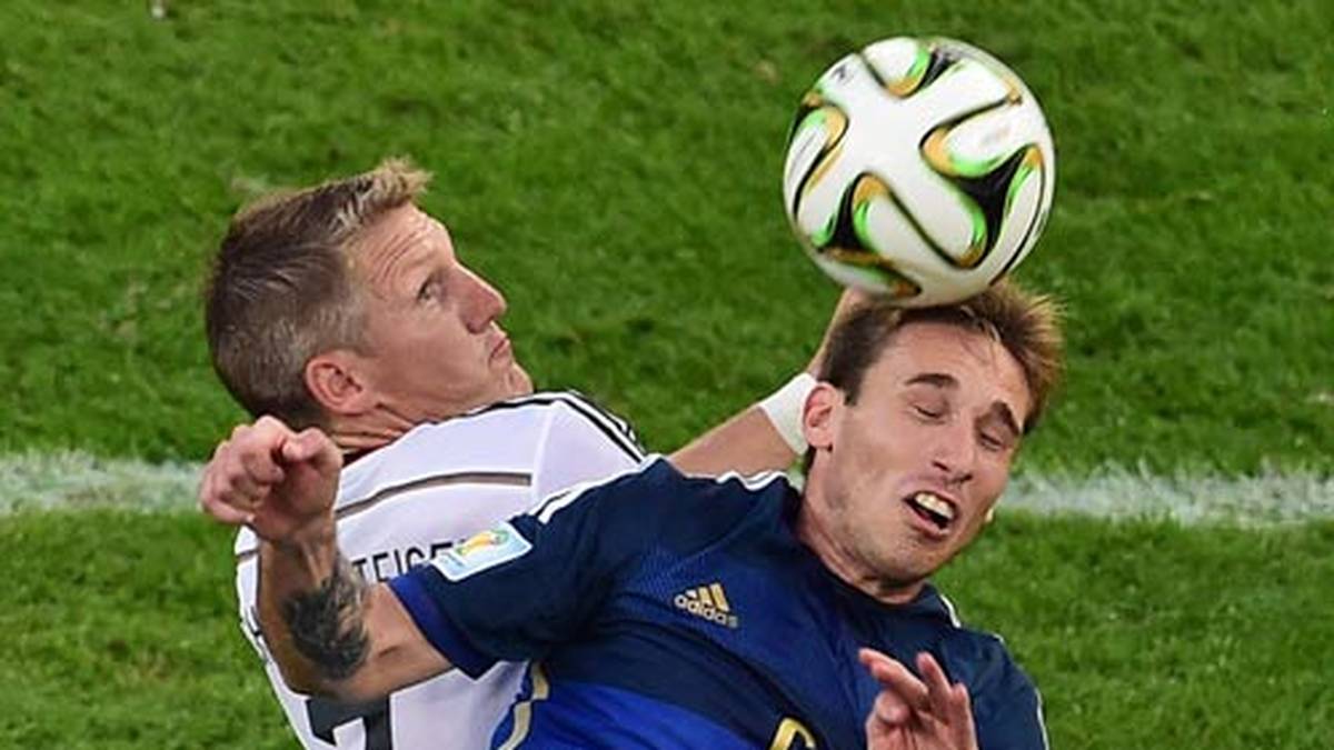 BASTIAN SCHWEINSTEIGER: Das Arbeitsstier im Mittelfeld. War sich für keinen Weg zu schade und kurbelte das deutsche Spiel unermüdlich an. Der Chef im Ring - trotz des unbarmherzigen Einsteigens der Argentinier gegen ihn, SPORT1-Note: 1
                  
                  
                  