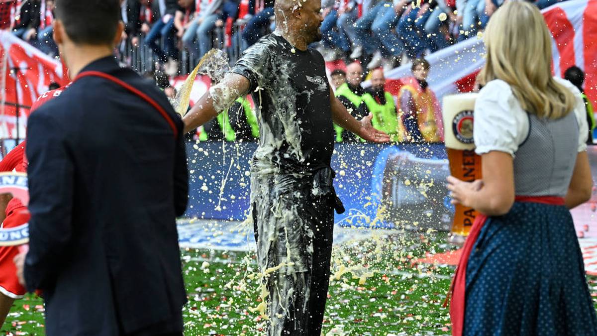 Trainer Vincent Kompany genießt die Dusche sichtlich