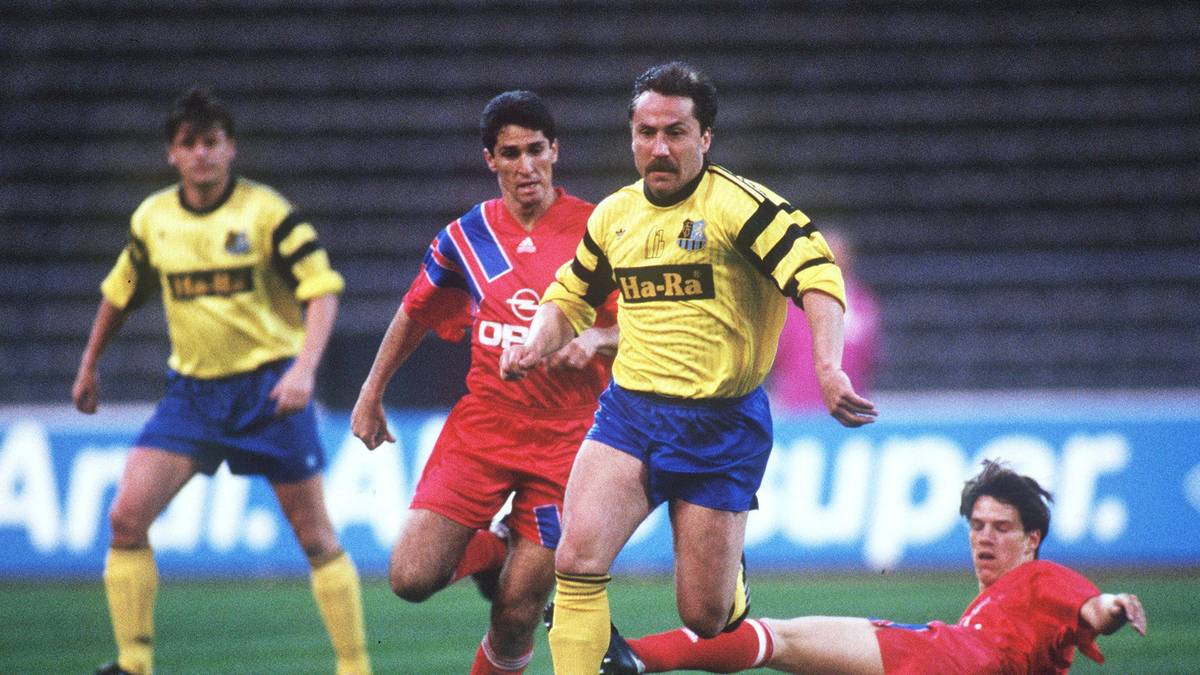 JORGINHO: Ein Jahr nach Bernardo und Mazinho schließt sich Jorginho (2.v.l.) den Bayern an. Der Verteidiger sammelt zuvor bereits drei Jahre Deutschland-Erfahrung bei Bayer Leverkusen. Das zahlt sich aus: Jorginho hat weniger Anlaufprobleme, wird zum wichtigen Bestandteil der Meistermannschaft von 1994. Ein Jahr später verabschiedet er sich trotzdem in Richtung Japan