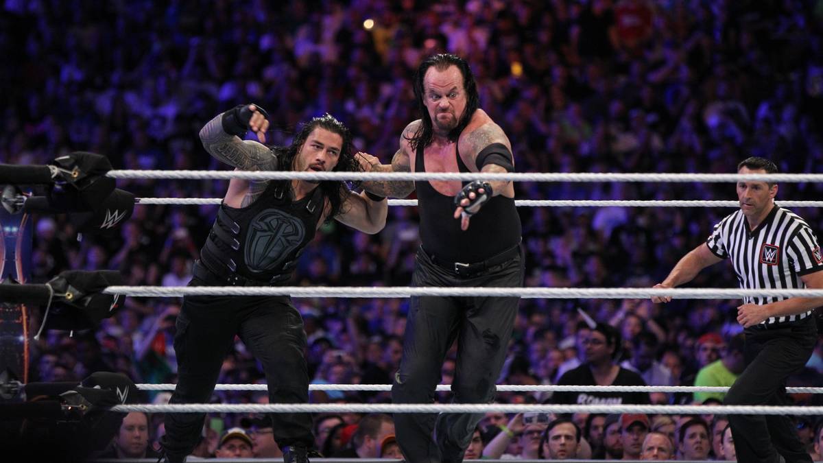 Der Undertaker hat am Anfang Oberwasser. "This is still my yard", blafft er Reigns nach der Start-Offensive an