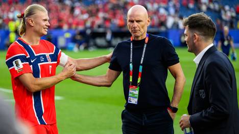 Norwegens Trainer Ståle Solbakken reagierte vor dem WM-Spiel gegen Senegal auf den Journalisten Simon Bank. Dieser meinte, Haaland werde gesellschaftlich nie so groß wie Zlatan Ibrahimović.