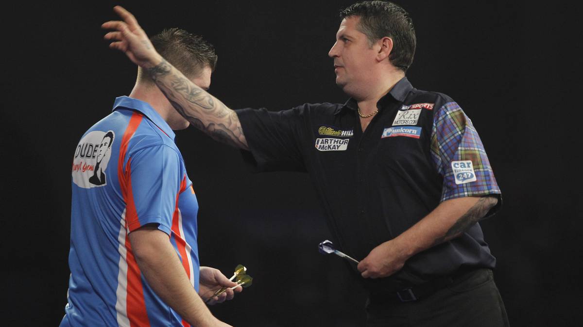Mehr Mühe als erwartet hat der Weltmeister. Nach sieben perfekten Darts zum Auftakt durch Anderson hält David Gurney das Spiel lange offen