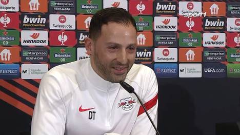 Vor dem Europa-League-Rückspiel gegen Real Sociedad spricht Domenico Tedesco über das Hinspiel. Besonders die taktische Ausrichtung der Spanier habe ihn überrascht. 