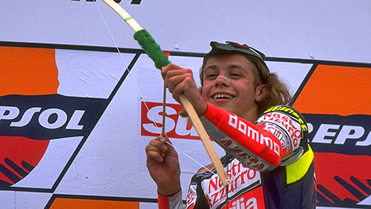 Der erste Titel lässt nicht lange auf sich warten: Nur ein Jahr nach seinem Debüt feiert Rossi seine erste Motorrad-Weltmeisterschaft mit Aprilia. In der 125er-Klasse gewinnt Valentino elf von 15 Rennen