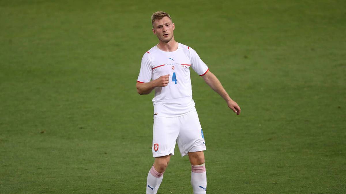 Große Ähnlichkeit zu den Trikots von Italien oder der Schweiz spielen auch die Tschechen in Weiß.