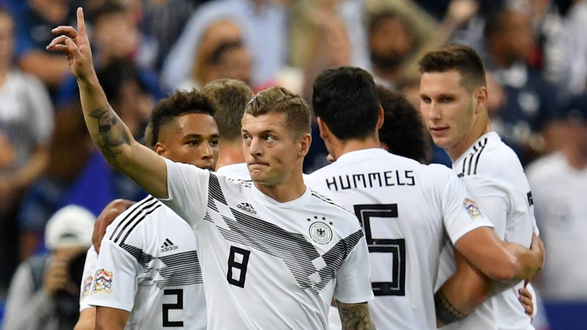 LA GAZZETTA DELLO SPORT: "Die Deutschen zeigen zuerst ihren besten Fußball des Jahres, kehren dann aber in den Krisentunnel zurück und sind nun ernsthaft vom Abstieg bedroht. Sowohl Frankreich als auch Deutschland präsentieren sich mit zwei Gesichtern."