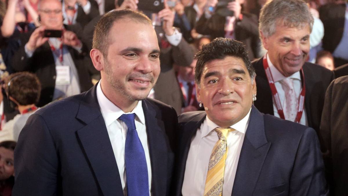 Diego Maradona (r.) unterstützt Prinz Ali bin al-Hussein (l.)