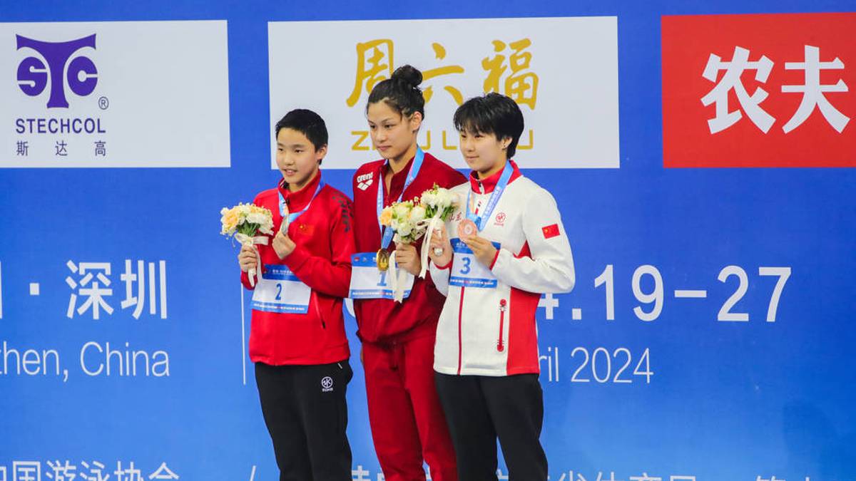 Die elfjährige Yu Zidi (links) feiert bei der Siegerehrung neben Gewinnerin Yu Yiting (Mitte) ihre Silbermedaille