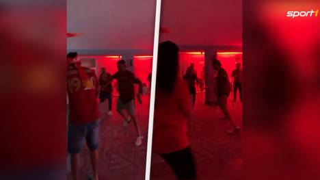 Nach der Meisterschaft mit dem FC Liverpool lässt es Jürgen Klopp mit seinen Spielern krachen. Der LFC-Coach mutiert auf der Tanzfläche zum Feierbiest.