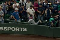 Steven Kwan gibt beim Spiel zwischen den Seattle Mariners und den Cleveland Guardians alles. Bei einem riskanten Catch landet er genau in den Weichteilen eines Zuschauers. 