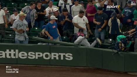 Steven Kwan gibt beim Spiel zwischen den Seattle Mariners und den Cleveland Guardians alles. Bei einem riskanten Catch landet er genau in den Weichteilen eines Zuschauers. 