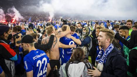 Ein Schalke-Anhänger berichtet nach dem Platzsturm gegen St. Pauli von Todesangst - und macht nicht nur dem Sicherheitsdienst Vorwürfe.