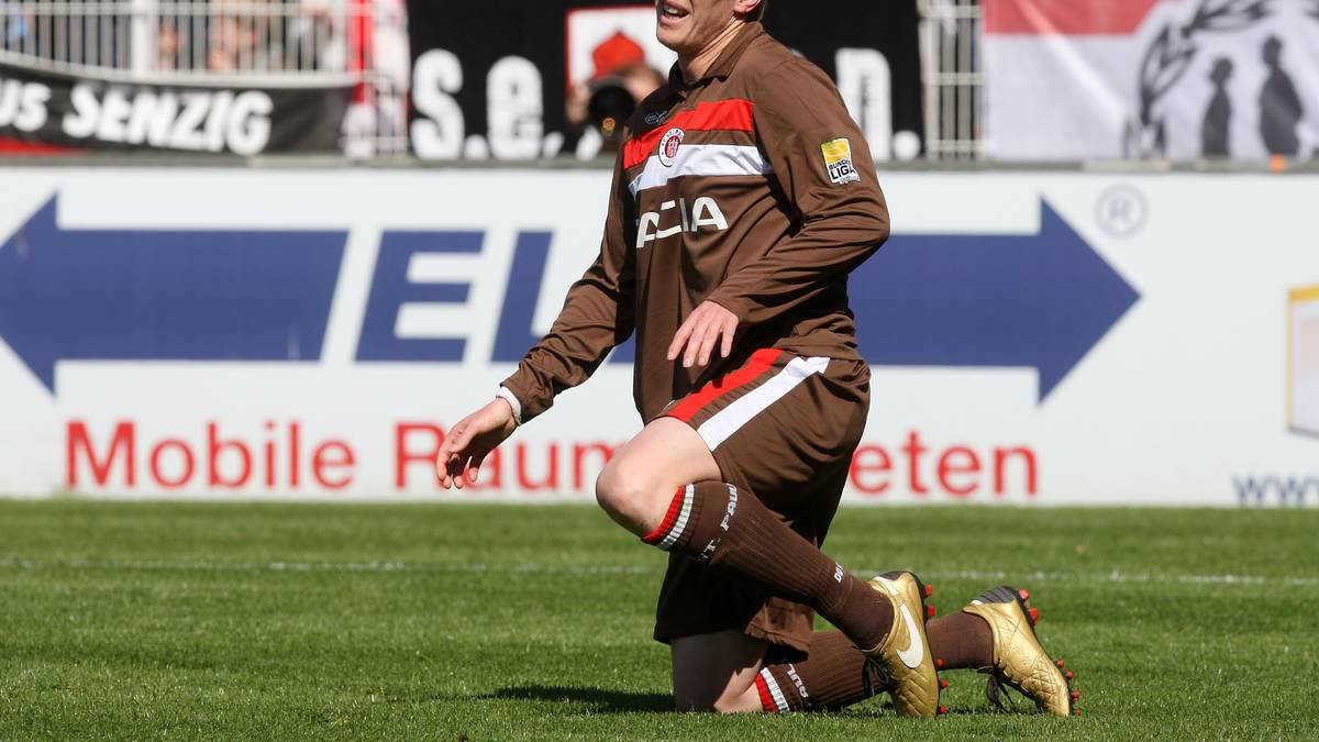 Aber auch Ebbers verrät dem Unparteiischen, dass er den Ball vor dem Tor mit der Hand geführt hatte. Das Führungstor wird annulliert, selbst der damalige FIFA-Präsident Joseph Blatter zieht den Hut: "Großartiges Beispiel" sagt er, "das zeigt, dass Fairplay im Fussball immer noch möglich ist"