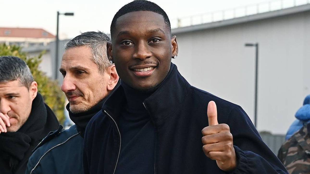 Randal Kolo Muani landete am Donnerstag in Turin