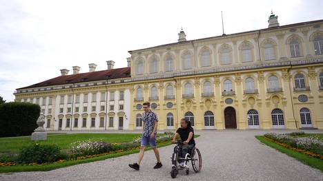 Rolli-Künstler Dergin Tokmak alias Stix ist wieder unterwegs und macht diesmal Dachau und Oberschleißheim unsicher! Gemeinsam mit Local Guide Tim cruist er durch den malerischen Schloßgarten Dachau und taucht in der Gemäldegalerie in die farbenfrohe Welt der Dachauer Künstlerkolonie ein. Die bewegte Geschichte der Stadt lässt er in der Gedenkstätte des ehemaligen Konzentrationslagers auf sich wirken. Doch Dachau hat mehr zu bieten: Im inklusiven Café Stimmt so! herrscht beste Laune und das prachtvolle Schloß Schleißheim versetzt Stix ins Staunen. Sein Herz aber verliert er an die flauschigen Alpakas vom Bruggerhof. Und das Beste: Alles ist rollstuhlgerecht! Einschalten und mitstixen!