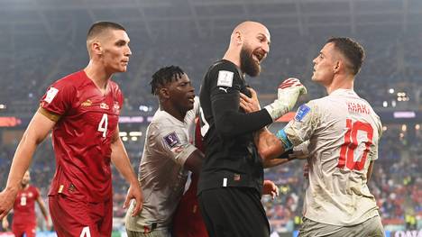 Die Schweiz steht zum dritten Mal in Serie im WM-Achtelfinale und trifft dort auf Portugal. Kamerun mit Bayerns Choupo-Moting verabschiedet sich mit einem sensationellen Sieg gegen Brasilien von der WM.