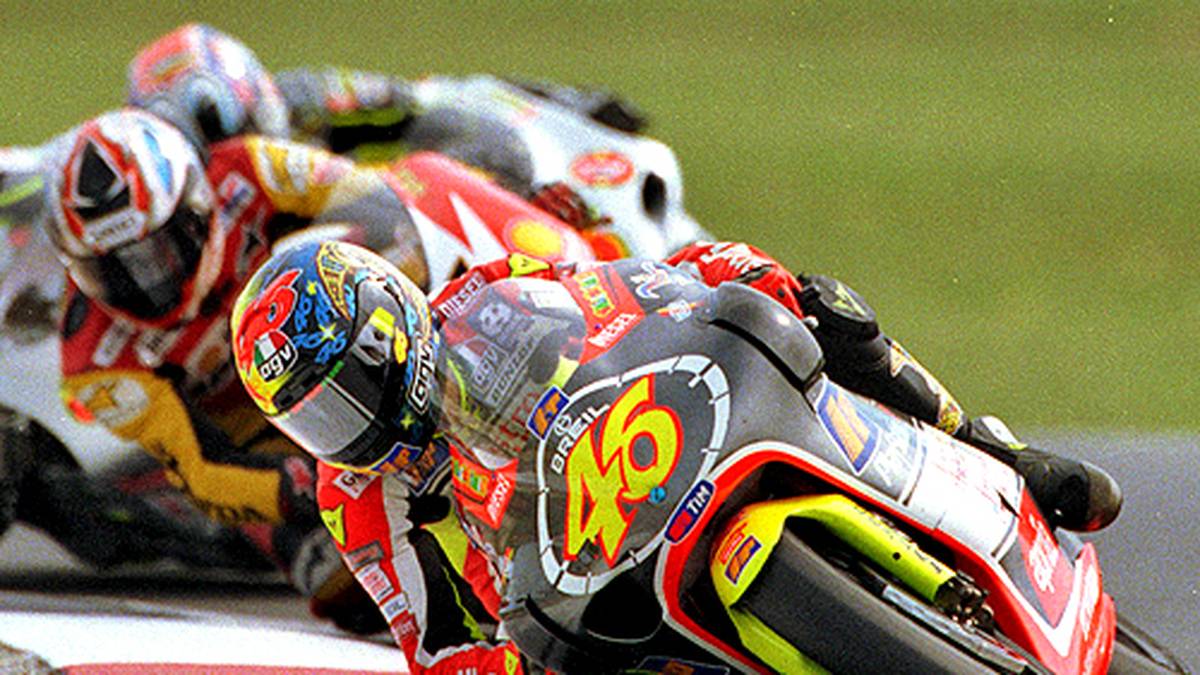 1998 wechselt der Italiener in die 250er Klasse und überrascht in seiner Premieren-Saison mit einem beachtlichen zweiten Platz in der Gesamtwertung. Ein Jahr später dominiert Rossi das komplette Fahrerfeld und sichert sich nach neun Siegen aus 14 Rennen vorzeitig seine nächste Weltmeisterschaft