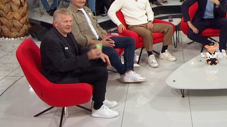 Stefan Effenberg zahlt nach einer verlorenen Wette mit SPORT1-Chefreporter Patrick Berger 500 Euro für den guten Zweck. Grund dafür: BVB-Stürmer Youssoufa Moukoko.