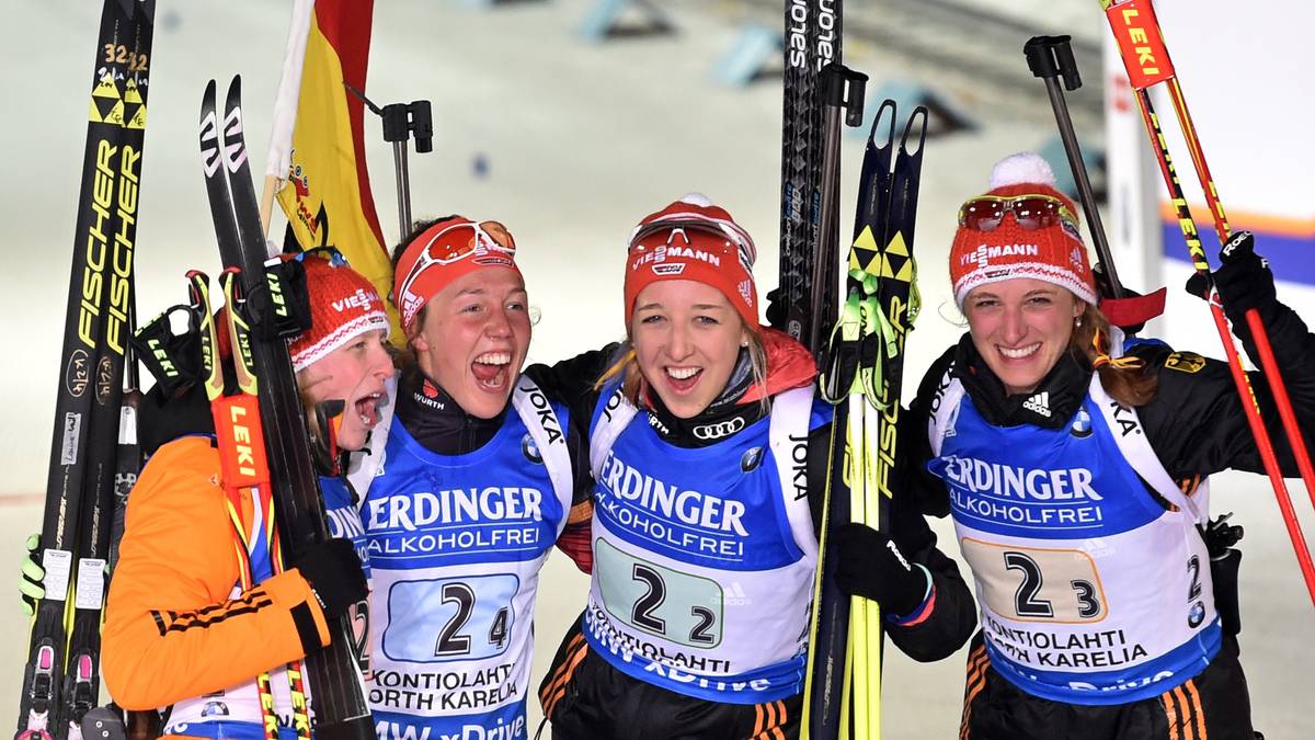 Nach dem Debakel bei den Olympischen Spielen in Sotschi, als das DSV-Quartett nur auf Platz 11 landete, feiern Franziska Hildebrand, Dahlmeier, Franziska Preuss und Vanessa Hinz (v.l.) ausgelassen