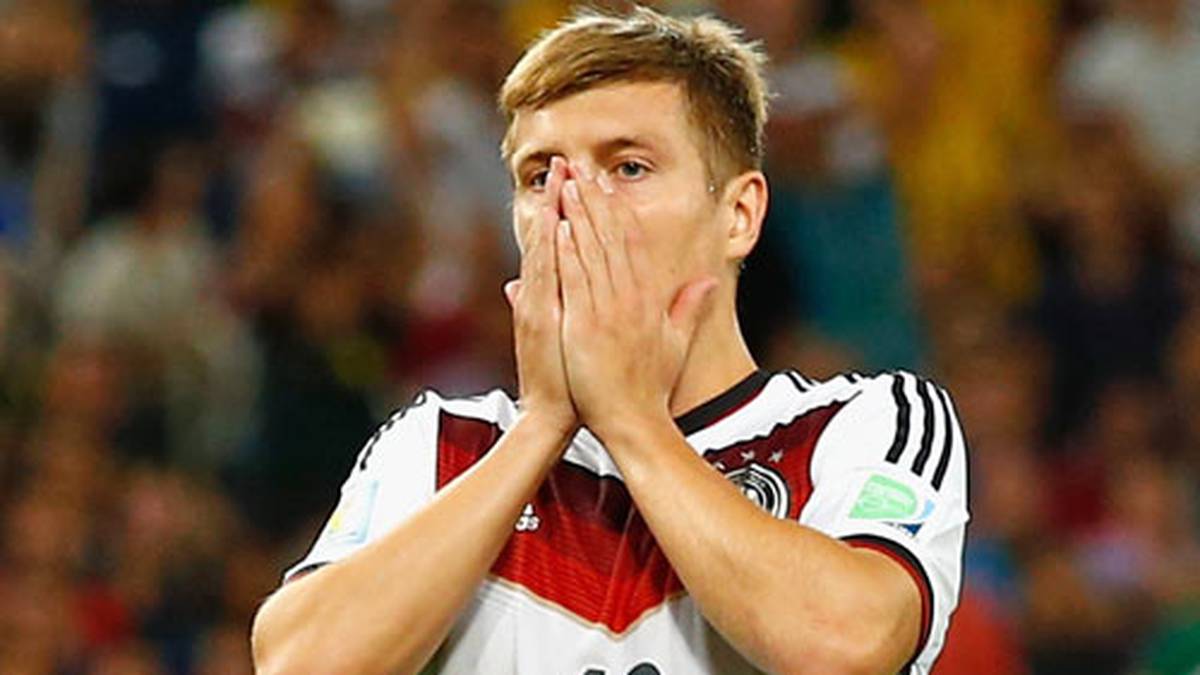 Toni Kroos kann es nicht fassen. Soeben hat er den Ball zwei Meter neben das Tor geschossen. Der Mittelfeldstratege weiß, dass er das besser kann
                  