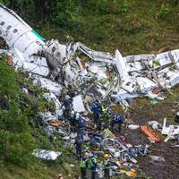 Es ist bis heute eine der größten Tragödien im Weltfußball. Bei einem Flugzeugabsturz in Kolumbien kommt nahezu die gesamte Mannschaft des brasilianischen Erstligisten Chapecoense ums Leben - und löst Trauer auf der gesamten Welt aus.
