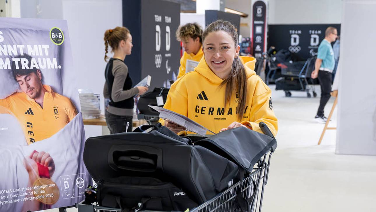 Langläuferin Katherine Sauerbrey holt sich bei der Olympia-Einkleidung ihr Outfit für die Olympischen Spiele 2026 ab
