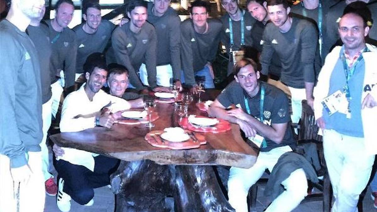 Beste Laune trotz des bitteren Ausscheidens in Runde eins: Novak Djokovic trifft Deutschlands Handballer beim Abendessen