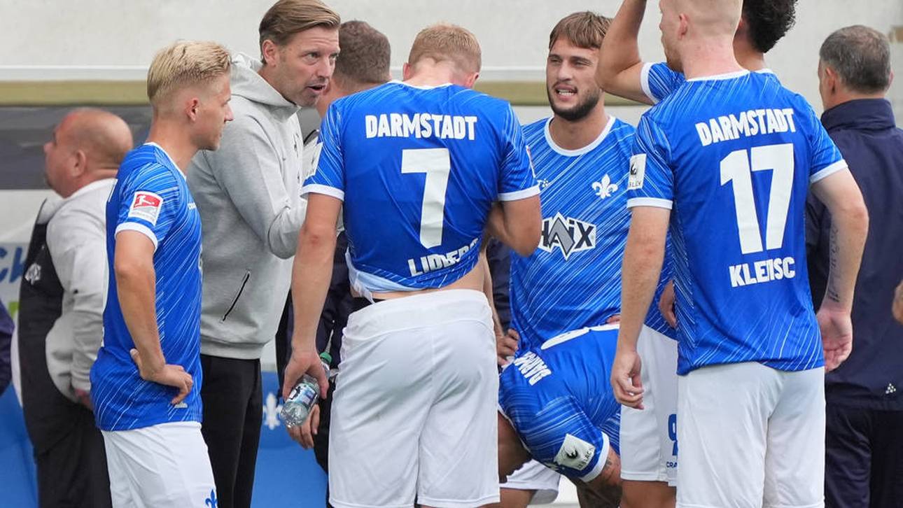 Trainer Florian Kohfeldt (SV Darmstadt 98) gibt seiner Mannschaft Anweisungen