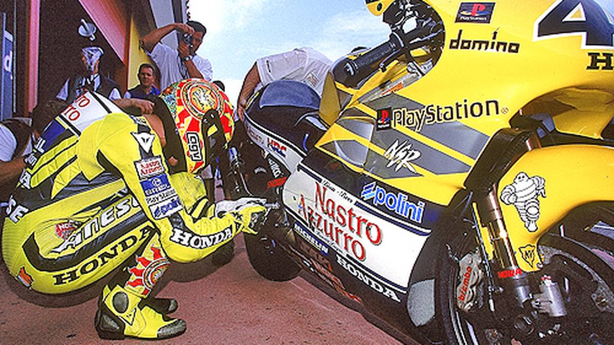 Es folgt der nächste Aufstieg: In der 500 cm³-Klasse steigt Valentino Rossi im Jahr 2000 bei Honda ein. Beim Grand Prix von Großbritannien gelingt ihm gleich der erste Sieg. Am Ende steht Rossi auf dem zweiten Rang der Fahrerwertung