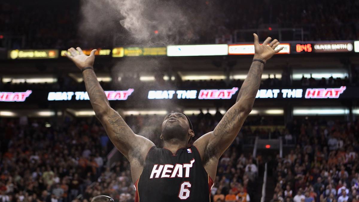 LeBron James weiß sich zu vermarkten. Der Basketball-Star der Cleveland Cavaliers ist längst nicht mehr nur Sportler, sondern eine globale Marke. Sein berühmter "Chalk Toss" (Bild, für Miaimi Heat) ist auf der ganzen Welt bekannt