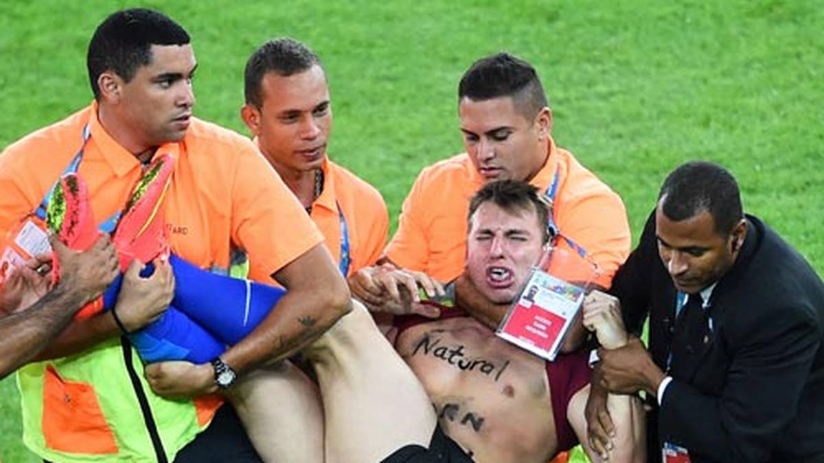 Doch die Sicherheitskräfte schnappen ihn und führen ihn ab
                  