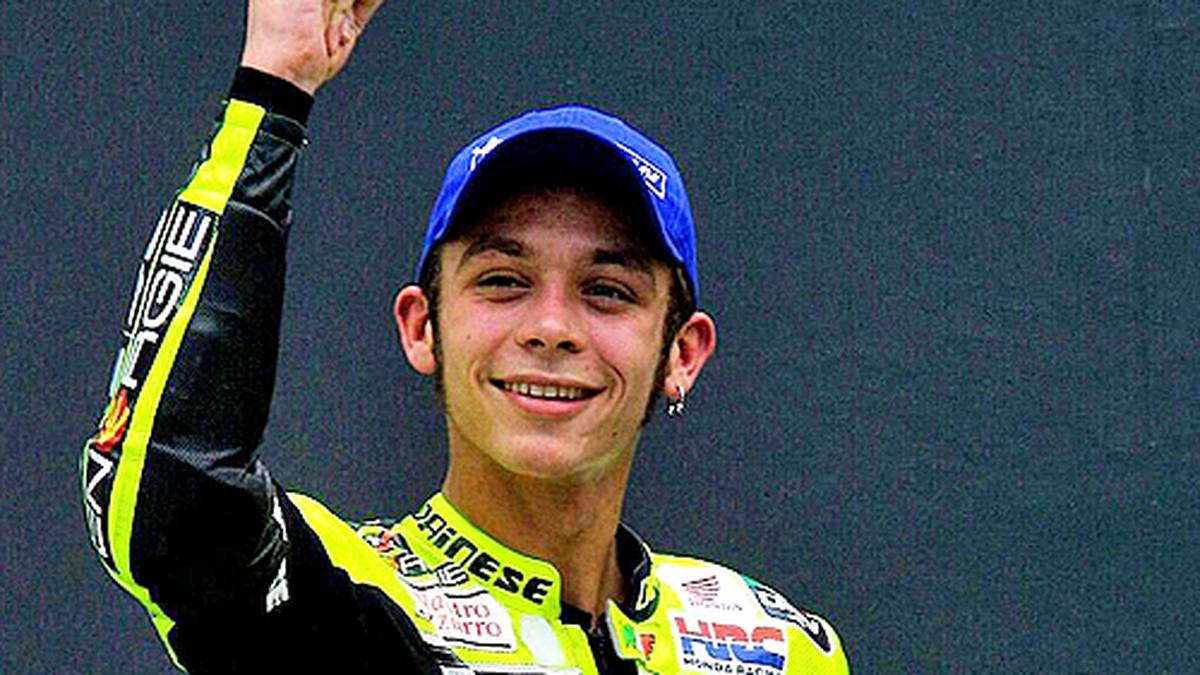 Rossi feiert einen Sieg nach dem anderen für Honda und gewinnt seine dritte Weltmeisterschaft im letzten Jahr der 500er-Zweitakter. Nach Phil Read ist Rossi erst der zweite Fahrer überhaupt, dem es gelingt gleich in drei verschiedenen Klassen einen Titel zu erringen