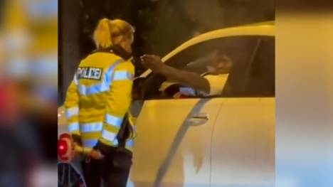 Nach dem Spiel gegen den VfL Wolfsburg wird Werder-Stürmer Victor Boniface von der Polizei angehalten. Dabei fordern die Fans die Polizei humorvoll auf, den Stürmer weiterfahren zu lassen. 