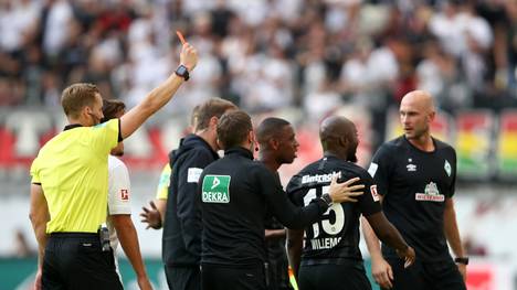Frankfurts Jetro Willems kassiert gegen Werder Bremen die Rote Karte 