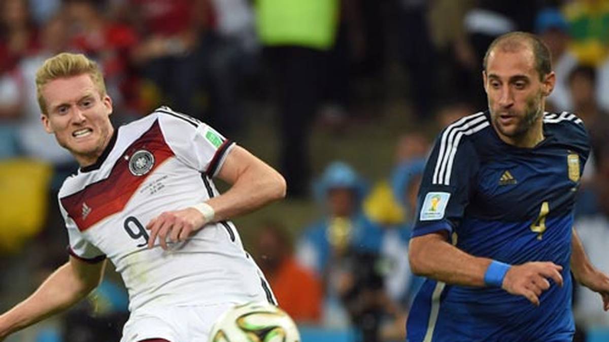 Und es geht weiter zur Sache. Schürrle zieht aus zehn Metern volley ab, aber Romero reißt die Fäuste hoch und pariert den Schuss
                  