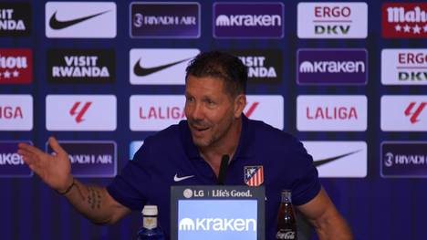 Der FC Barcelona ist seit langer Zeit an Atleticos Star-Stürmer Julian Alvarez dran. Trainer Diego Simeone bezeichnet den Argentinier als zentralen Baustein seiner Mannschaft und erteilt Wechselspekulationen eine Abfuhr.