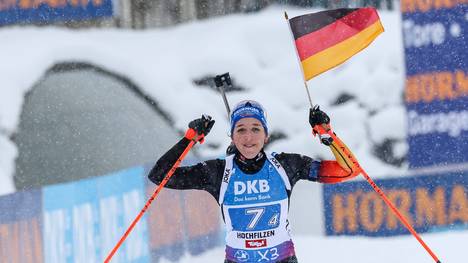 Im Sprint von Annecy-Le Grand Bornand verteidigt sie eindrucksvoll mit dem vierten Podestplatz in Serie die Führung im Gesamtweltcup.